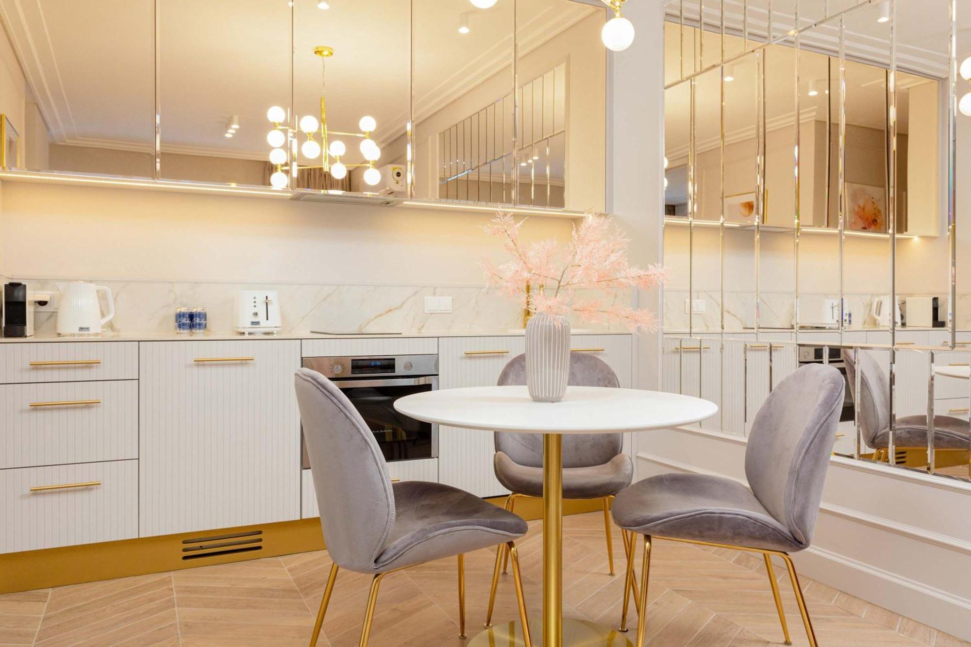 Lux Center Mennica By Renters Prestige *